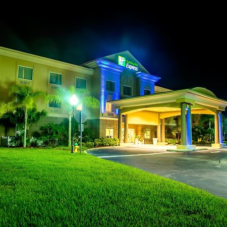Holiday Inn Express & Suites Cocoa By Ihg Exterior photo