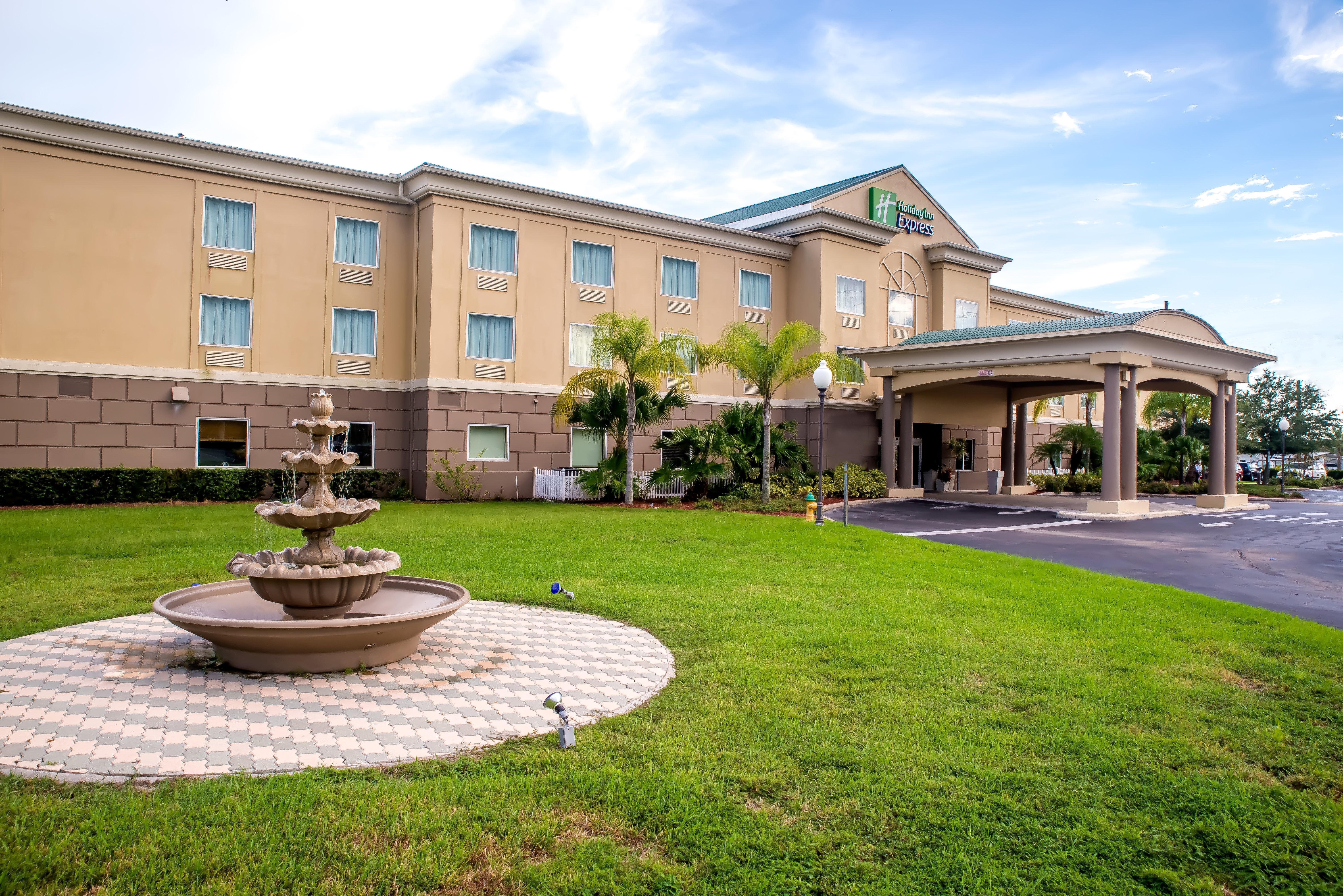 Holiday Inn Express & Suites Cocoa By Ihg Exterior photo