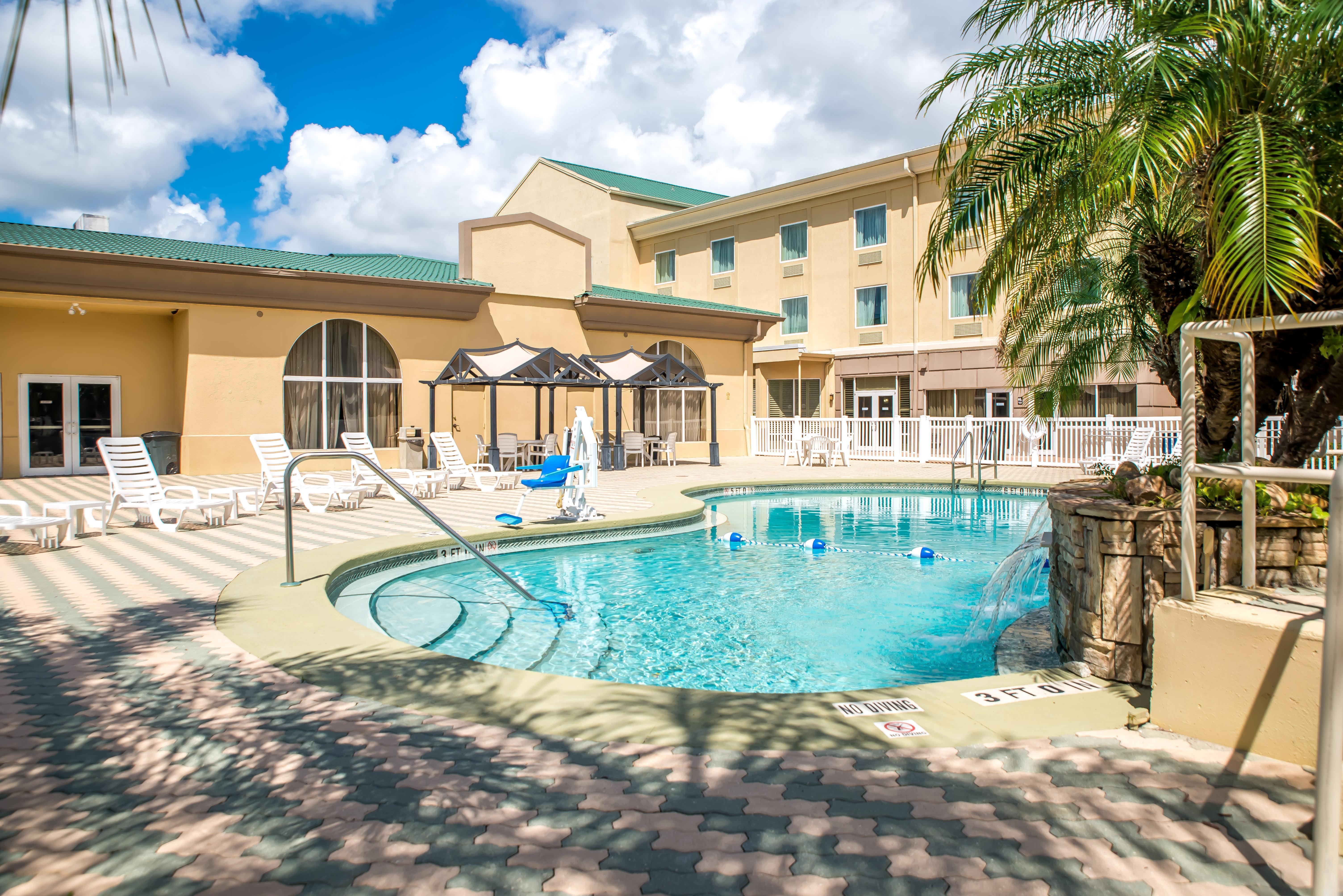 Holiday Inn Express & Suites Cocoa By Ihg Exterior photo