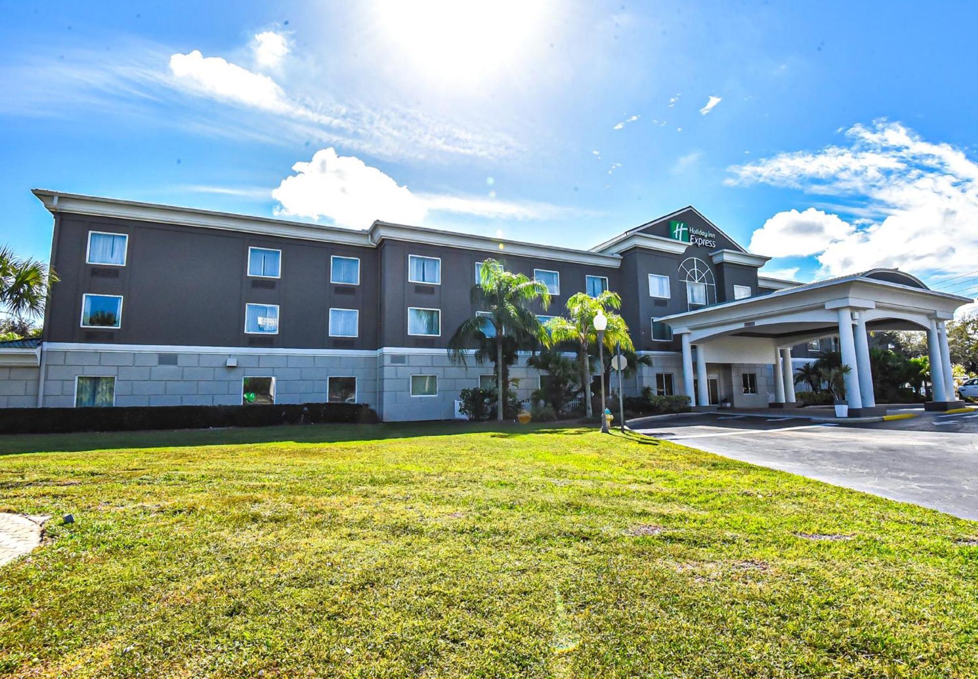 Holiday Inn Express & Suites Cocoa By Ihg Exterior photo