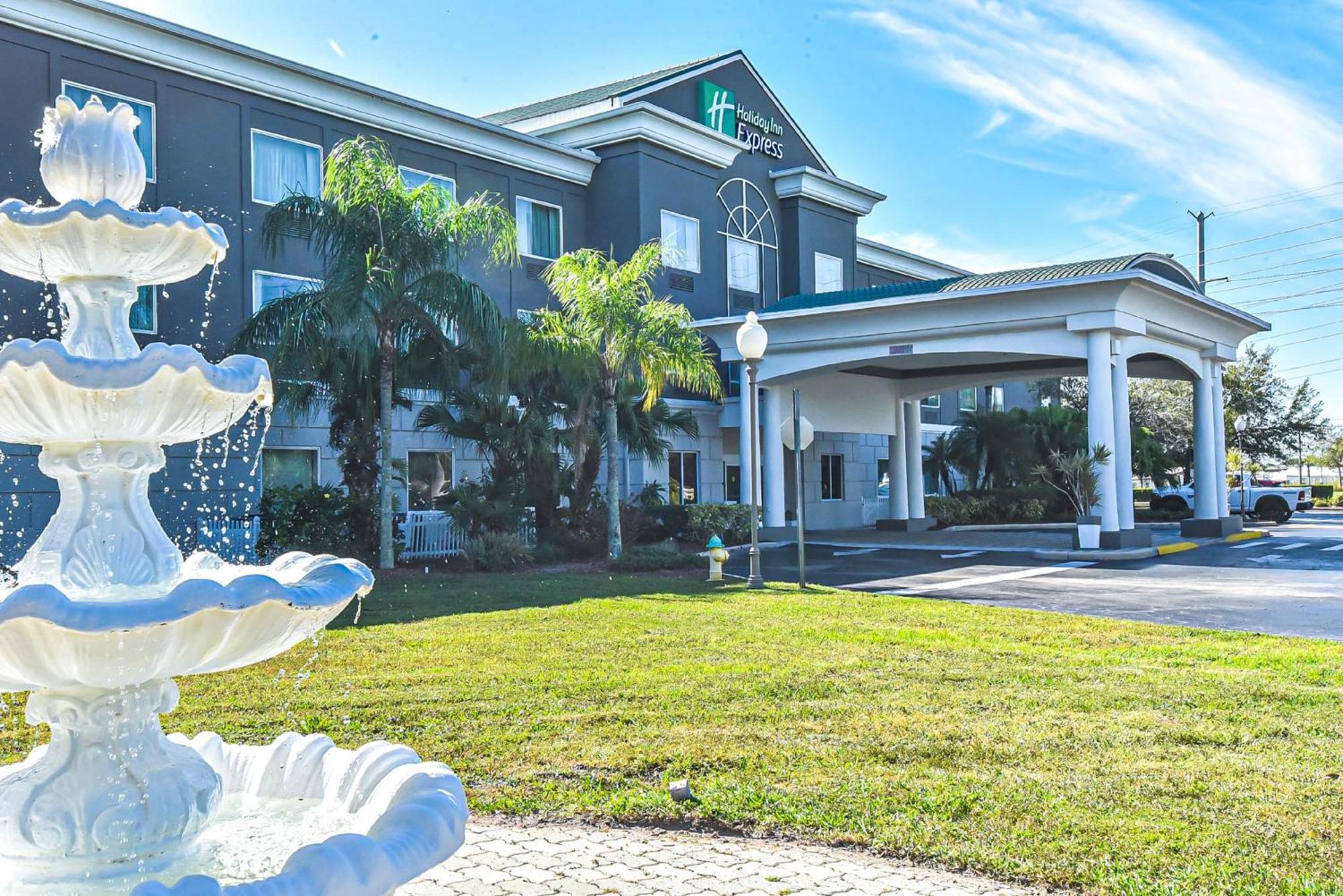Holiday Inn Express & Suites Cocoa By Ihg Exterior photo