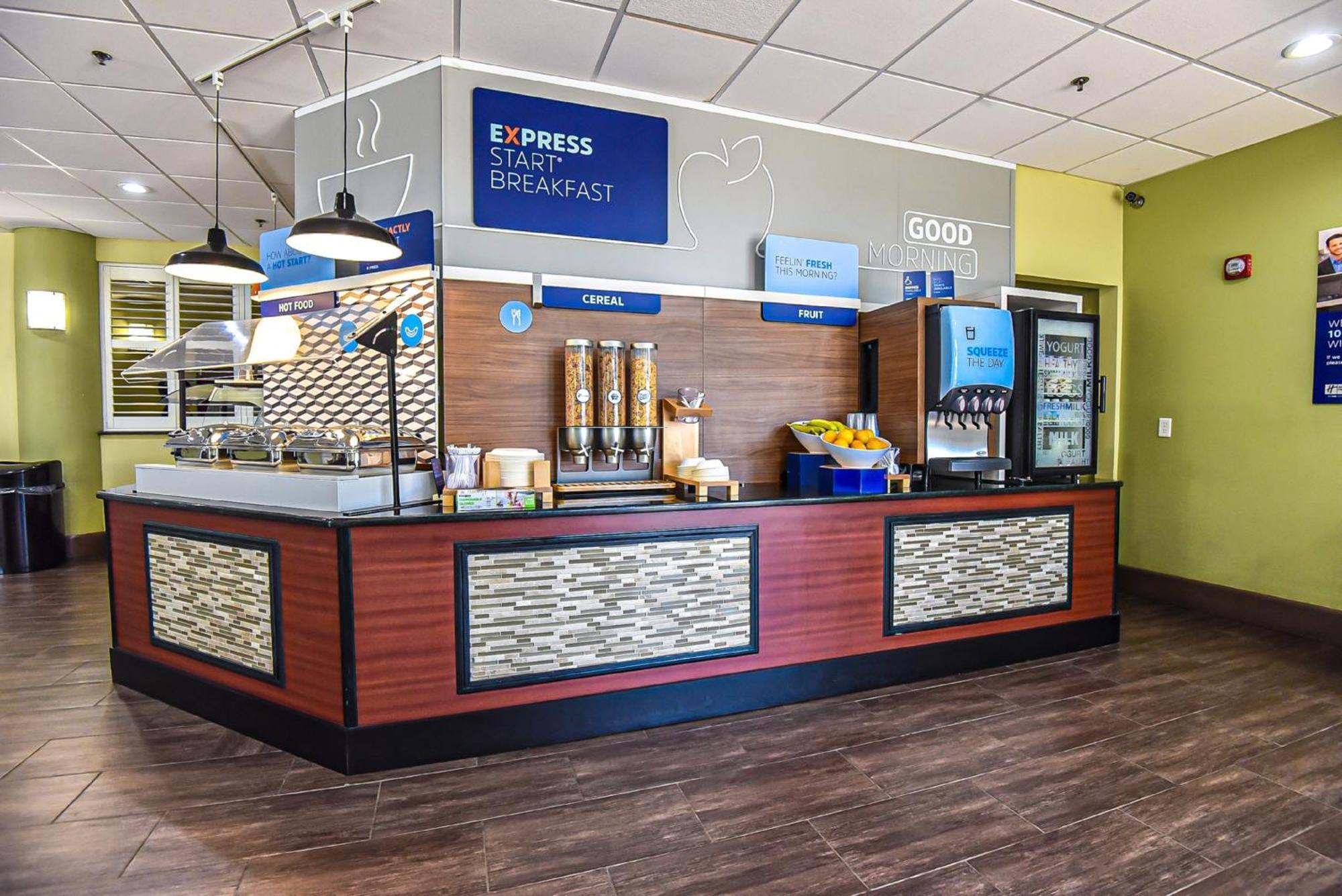 Holiday Inn Express & Suites Cocoa By Ihg Exterior photo